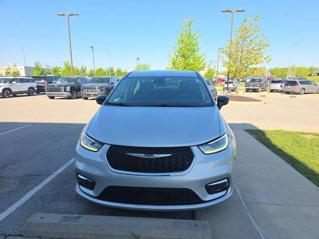 Used 2024 Chrysler Pacifica Touring L with VIN 2C4RC1BG4RR130025 for sale in Kansas City