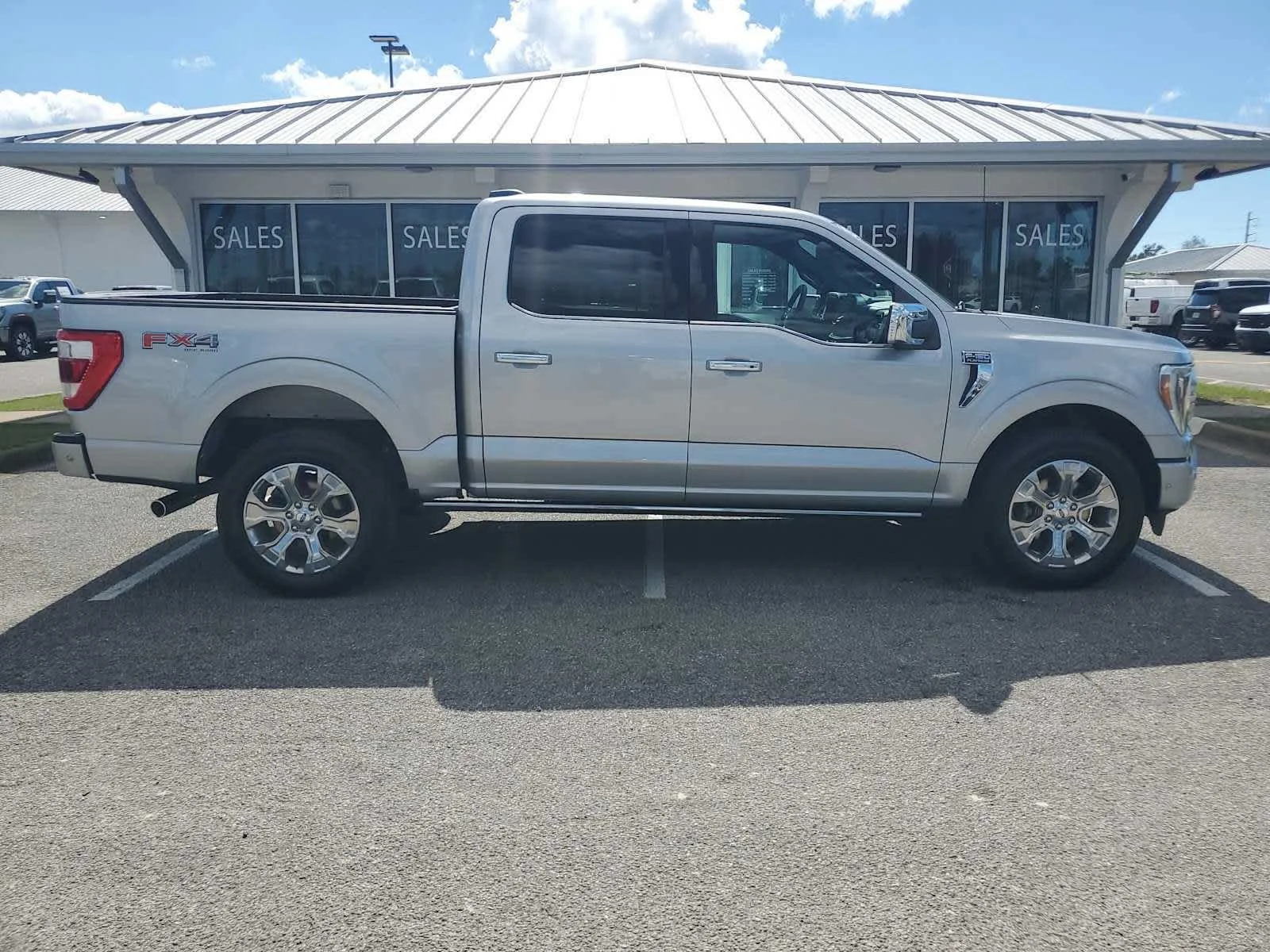 Used 2023  Ford XL image 8