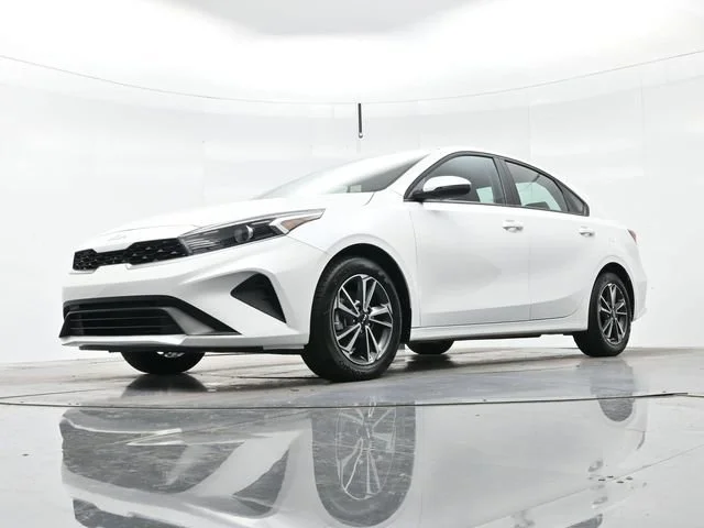 Used 2022 Snow White Pearl Kia LXS image 22