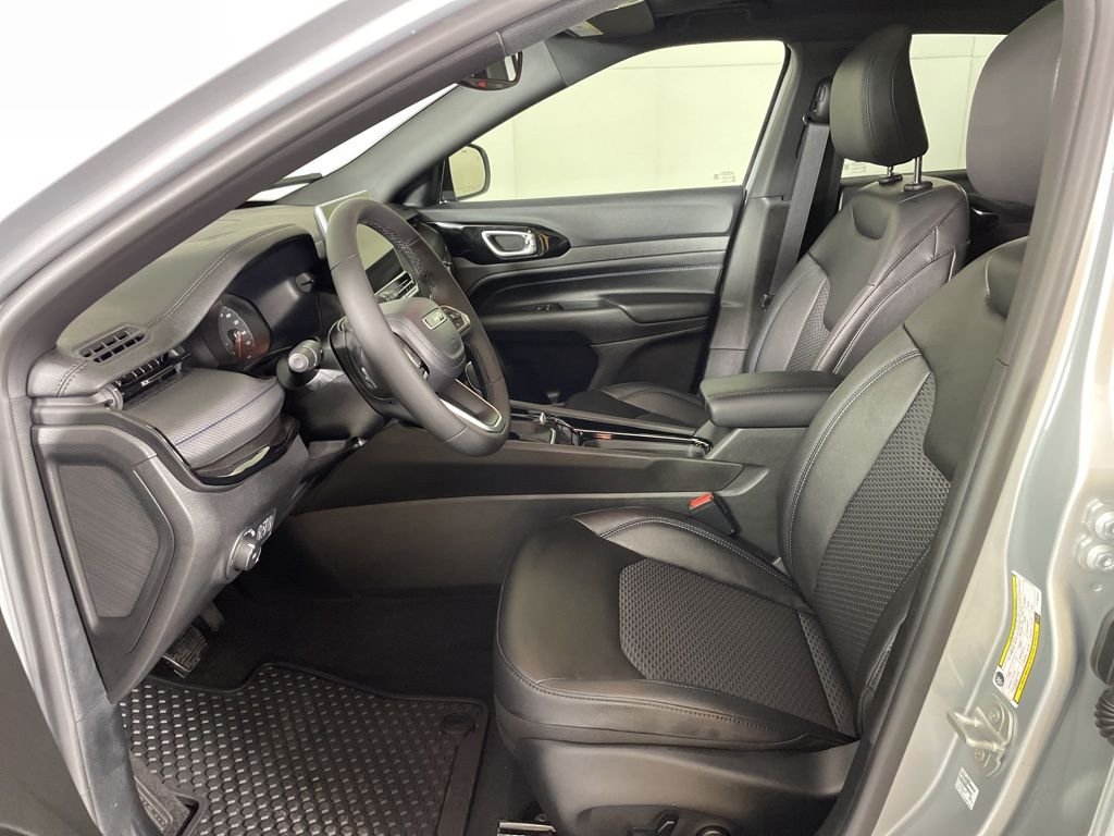 New 2026 Silver Zynith Metallic Clearcoat Jeep Latitude image 17