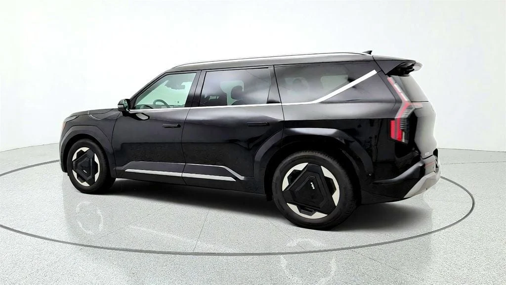 Used 2024 Aurora Black Pearl Kia Land AWD image 7