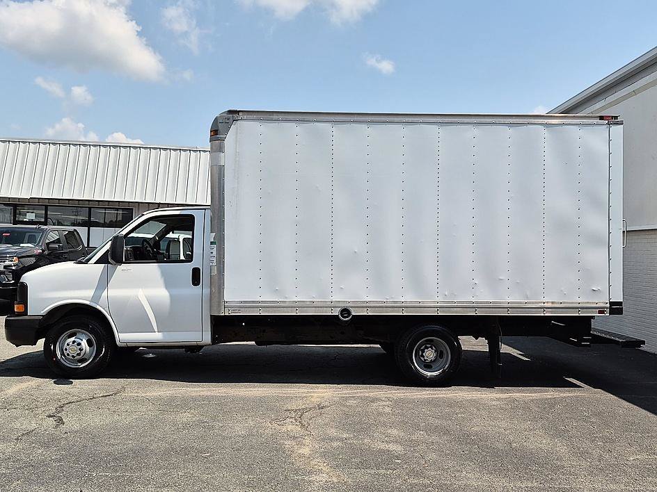 Used 2014 Summit White Chevrolet Work Van image 2