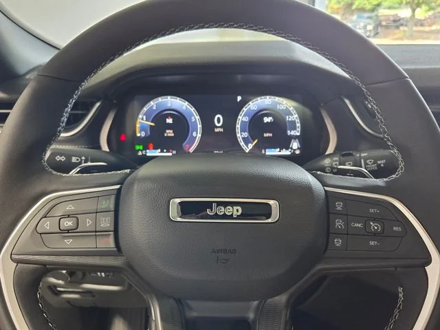 New 2026 Bright White Clear-Coat Exterior Paint Jeep Laredo X image 25