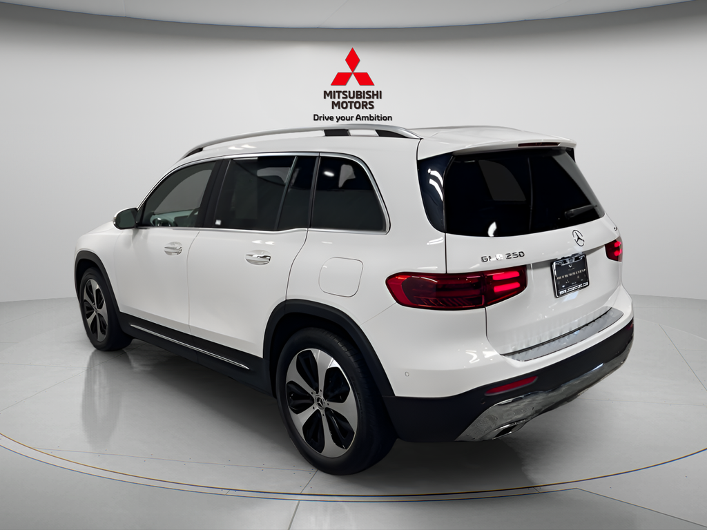 Used 2025  Mercedes-Benz GLB 250 4MATIC® image 4