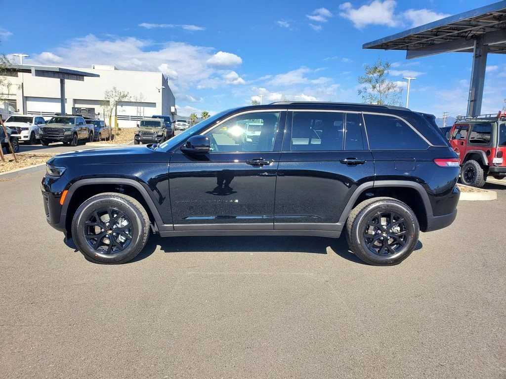 New 2026 Diamond Black Crystal Pearl-Coat Exterior Paint Jeep Limited image 2