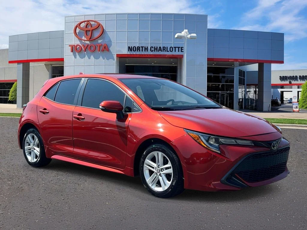Used 2019  Toyota SE image 1