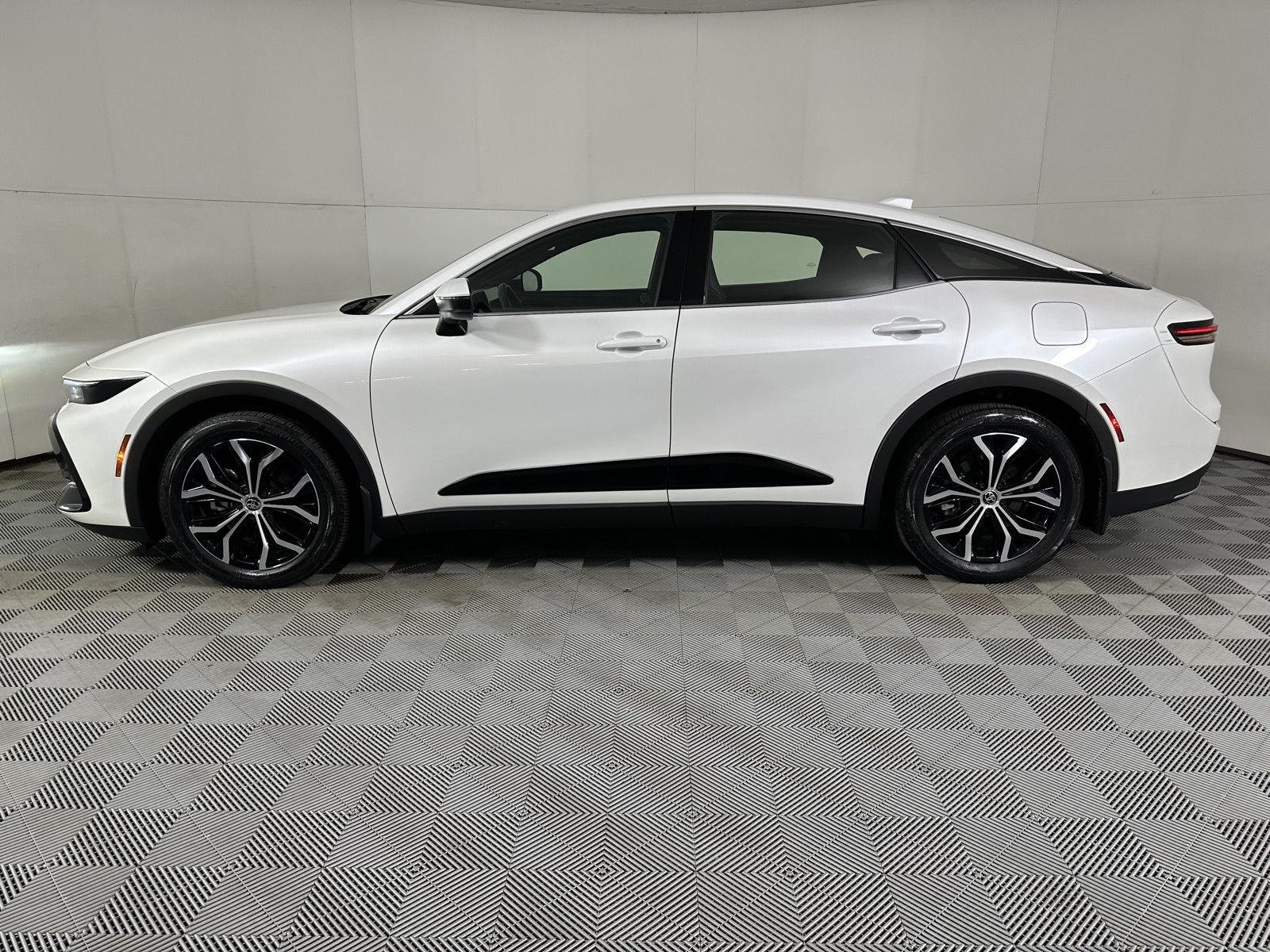 Used 2023 Oxygen White Toyota XLE image 3