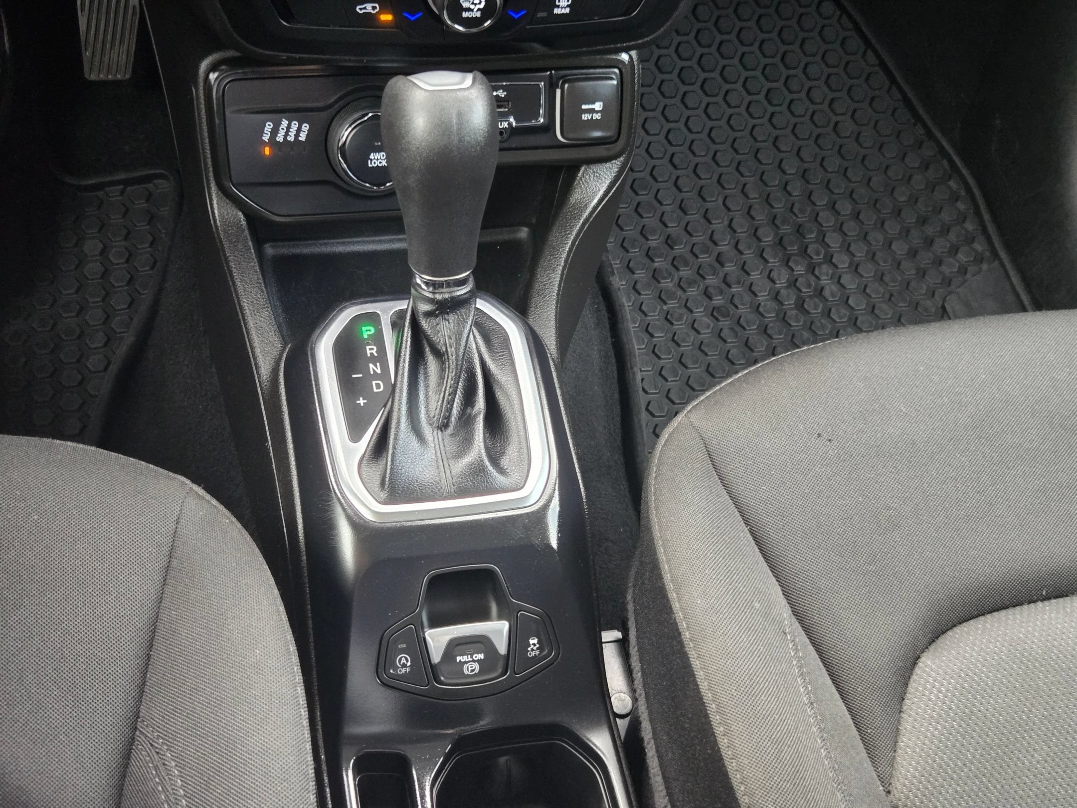 Used 2023 Alpine White Clearcoat Jeep Latitude image 32