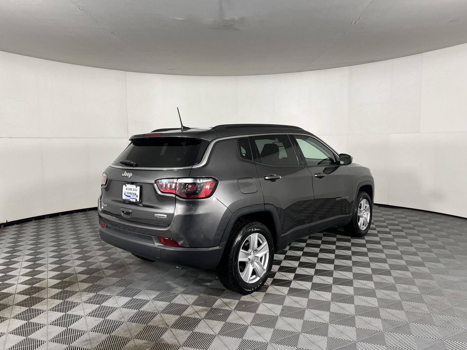 Used 2022 Granite Crystal Metallic Clearcoat Jeep Latitude image 7
