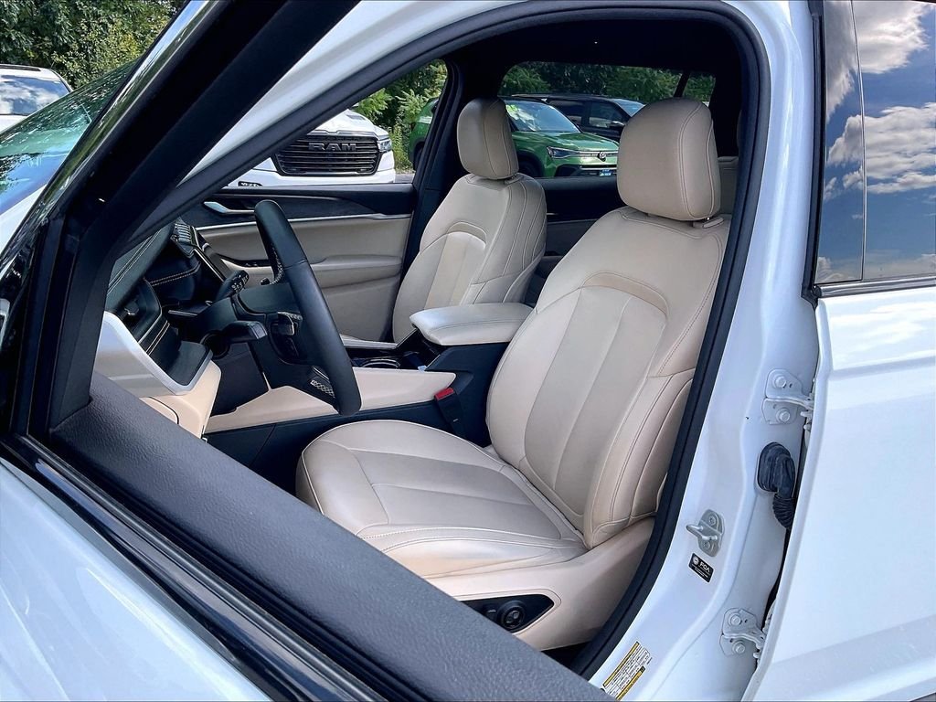 Used 2023 Bright White Clearcoat Jeep Limited image 9