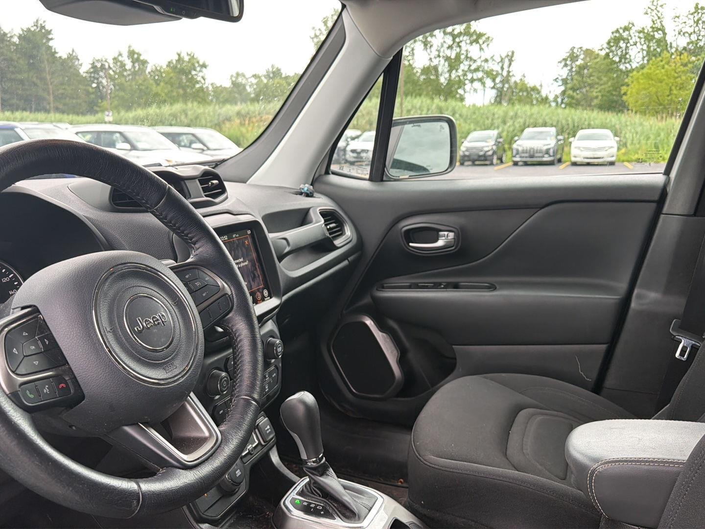 Used 2022 Alpine White Clearcoat Jeep Latitude image 7