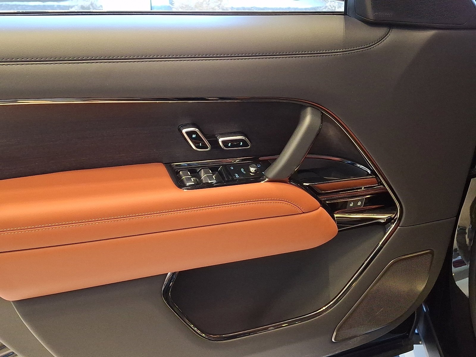 2026 Land Rover Range Rover SV - Photo 8