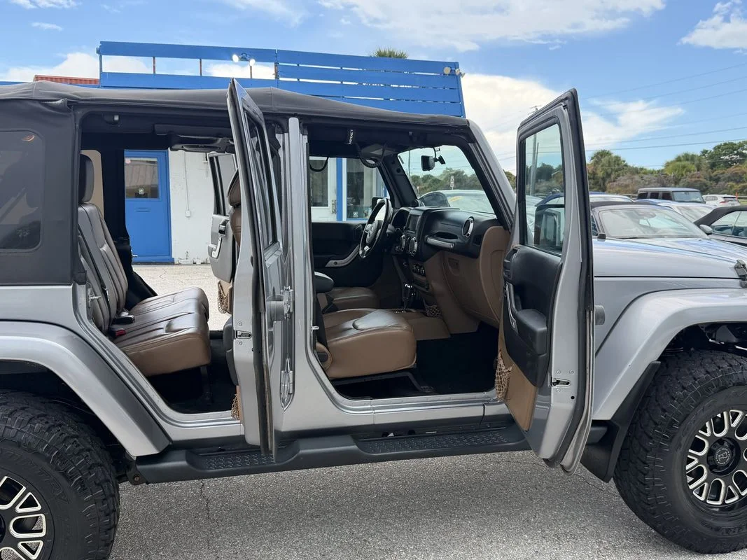 Used 2013  Jeep Sahara image 20