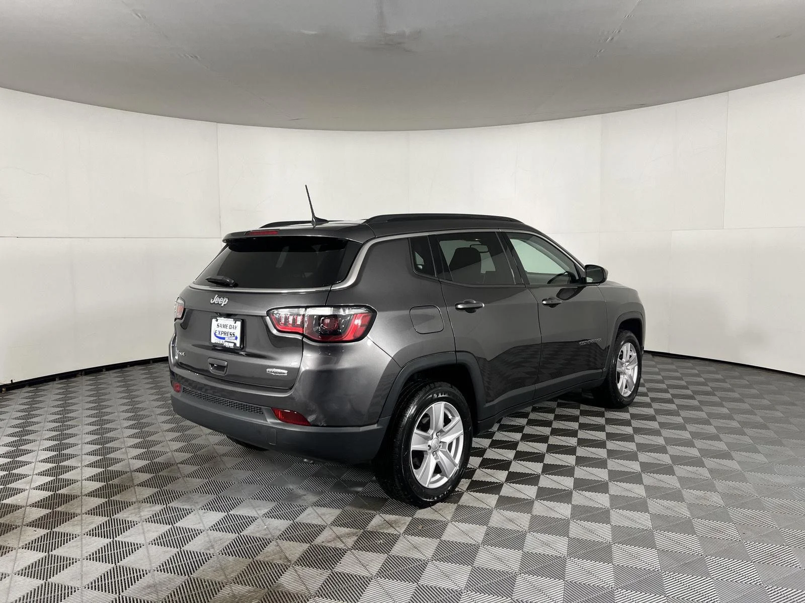 Used 2022 Granite Crystal Metallic Clearcoat Jeep Latitude image 7