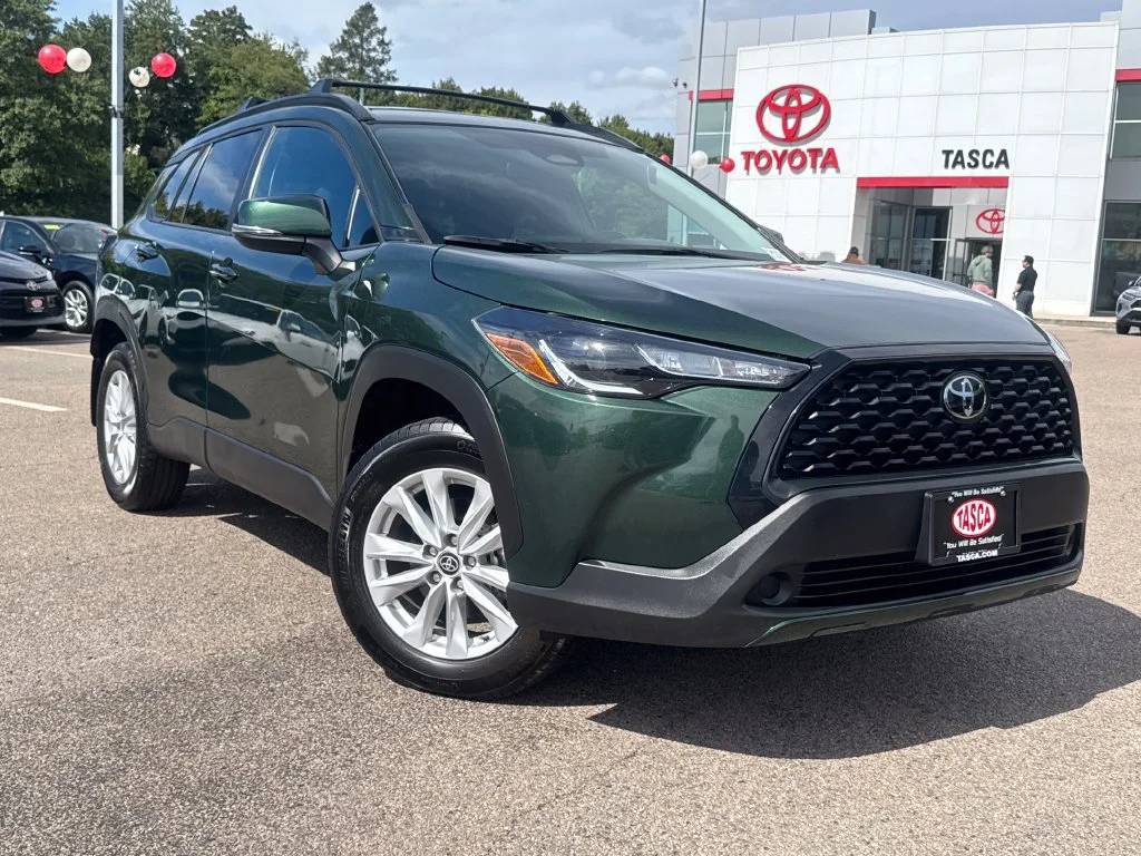 Used 2023  Toyota LE image 1