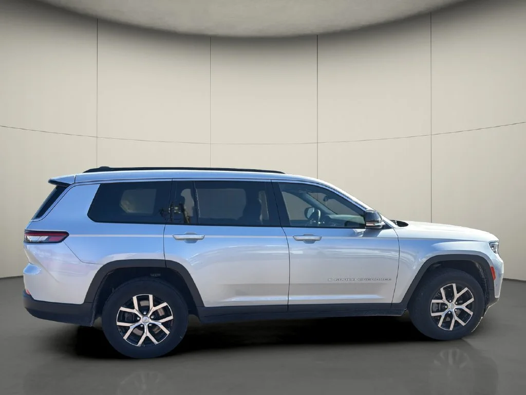 Used 2024 Silver Jeep Limited image 8