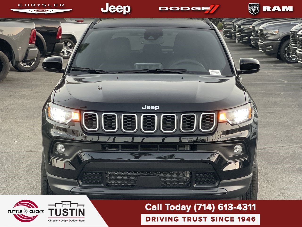 New 2026 Diamond Black Crystal Pearl-Coat Exterior Paint Jeep Latitude image 2
