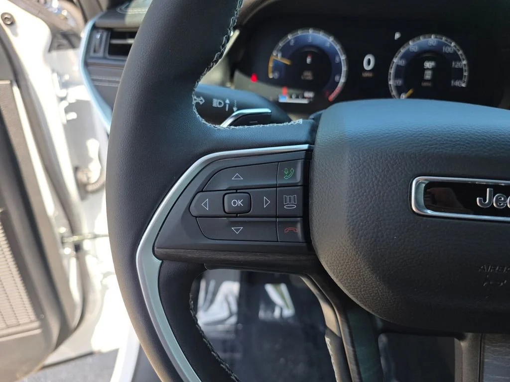 New 2026 Bright White Clear-Coat Exterior Paint Jeep Laredo Altitude image 17