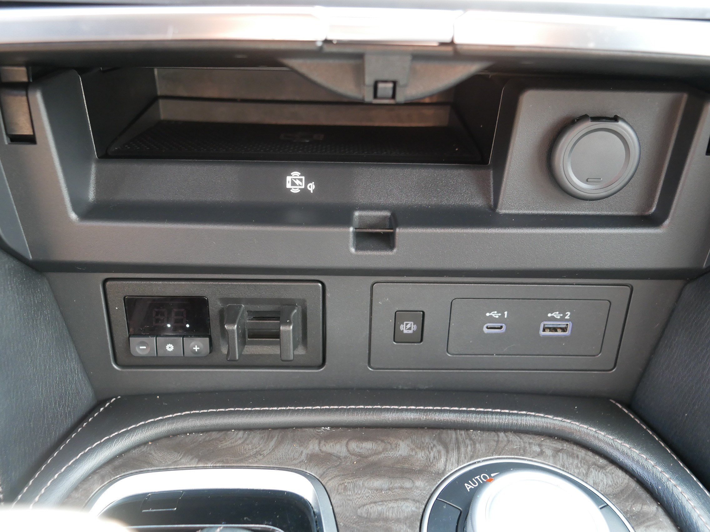 Used 2024 Super Black Nissan Platinum image 33