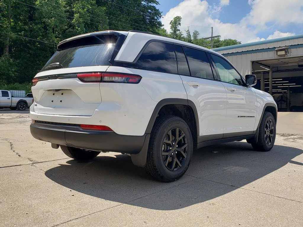 New 2026 Bright White Clearcoat Jeep Laredo Altitude image 3