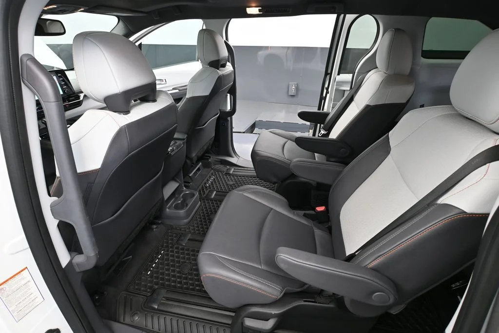2024 Toyota Sienna XSE - Photo 36
