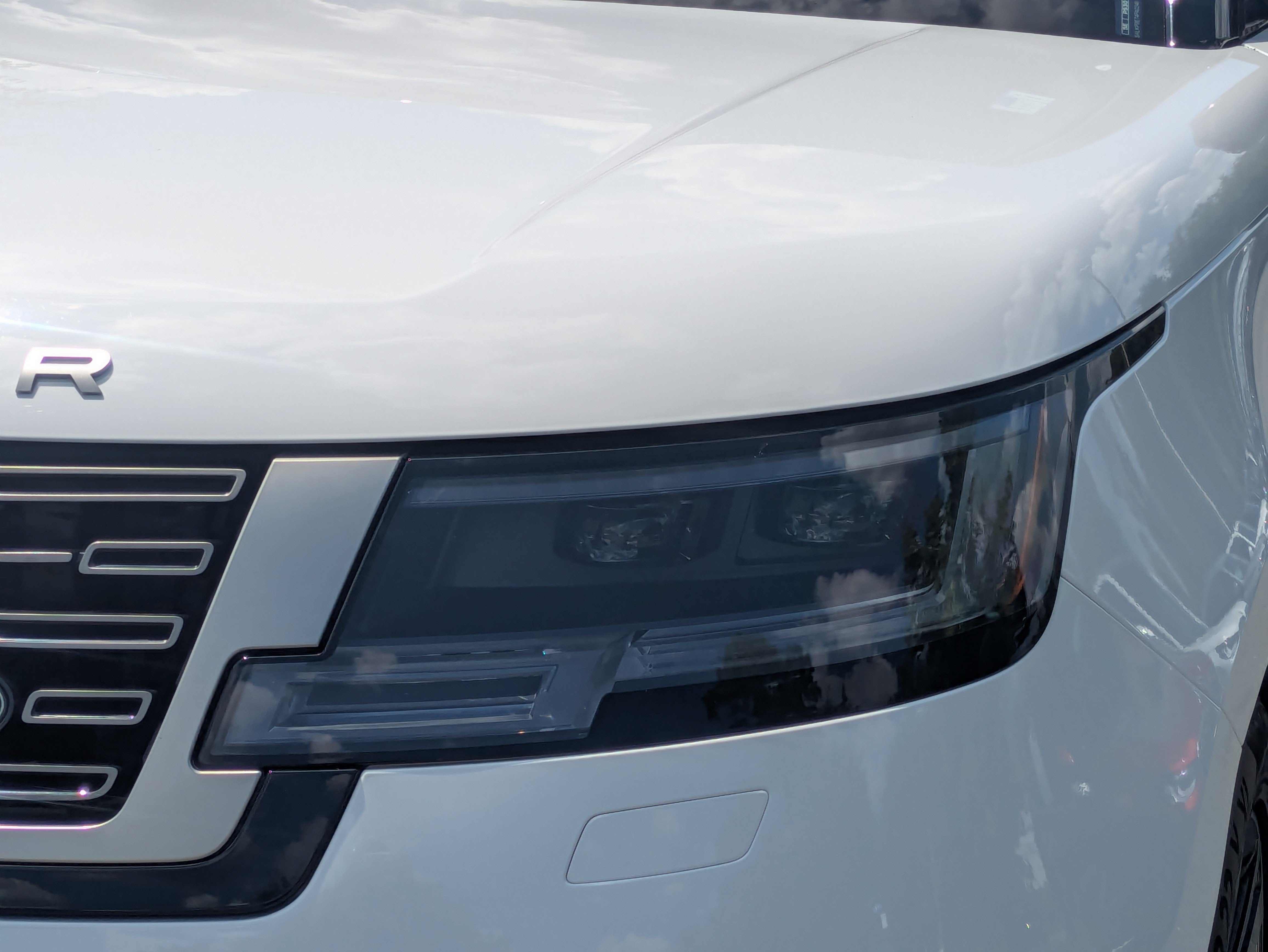Used 2023 Fuji White Land Rover SE image 9