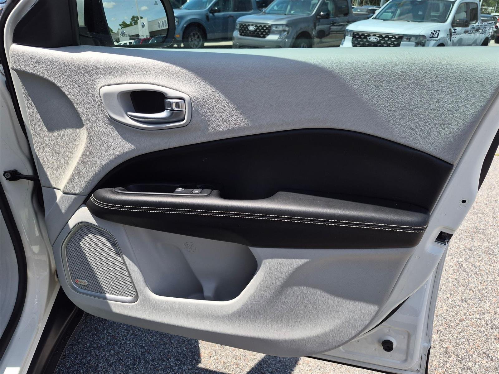 Used 2018 White Clearcoat Jeep Latitude image 31