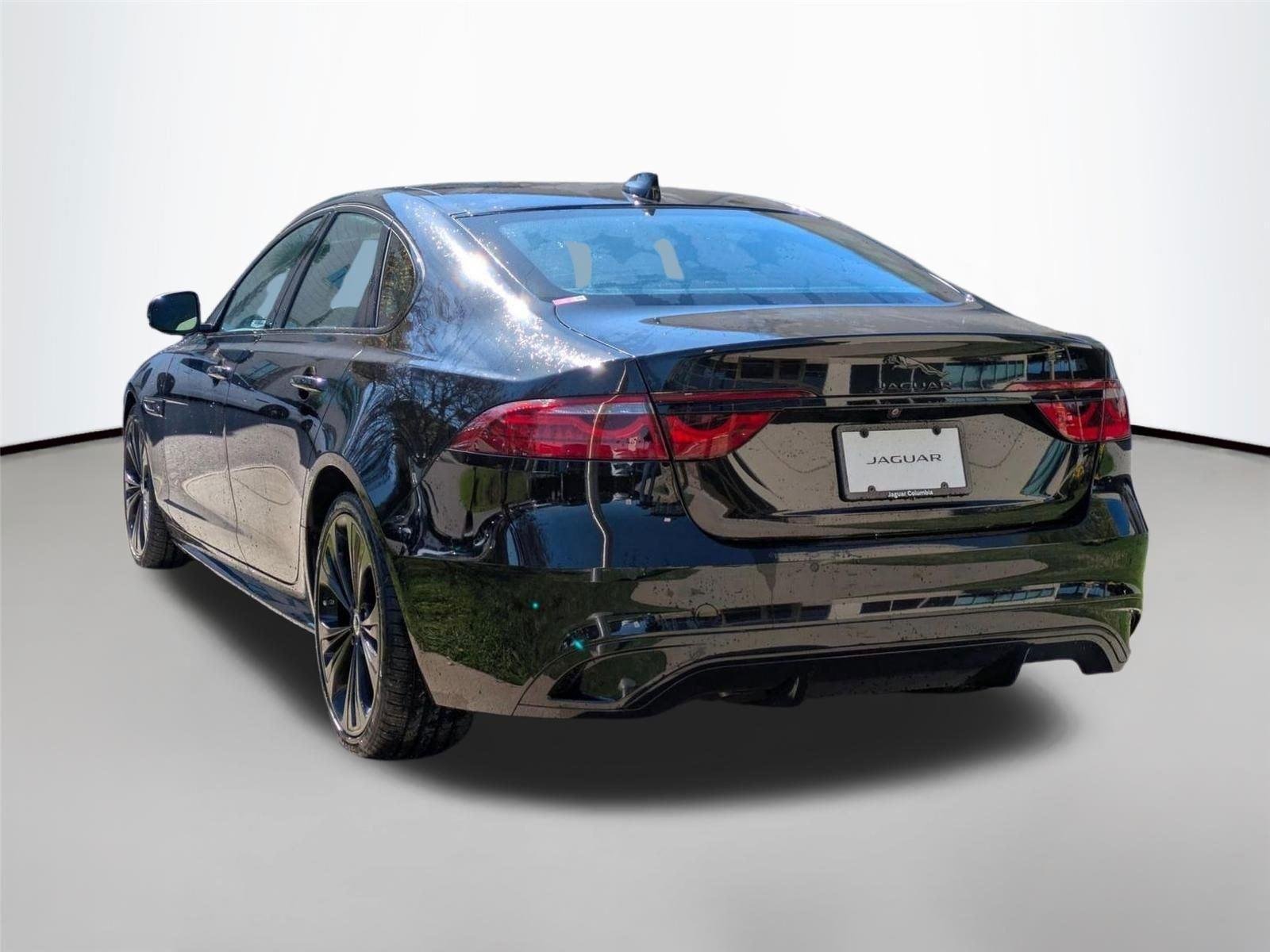 Used 2024 Santorini Black Metallic Jaguar R-Dynamic SE image 8