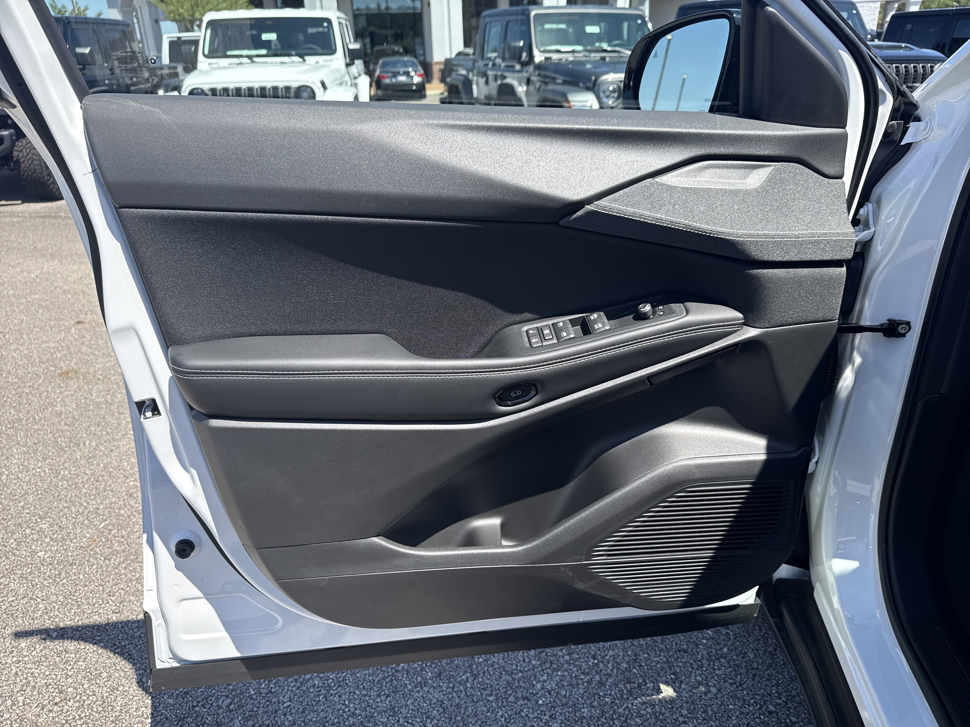 New 2026 Bright White Clear-Coat Exterior Paint Jeep Laredo image 11
