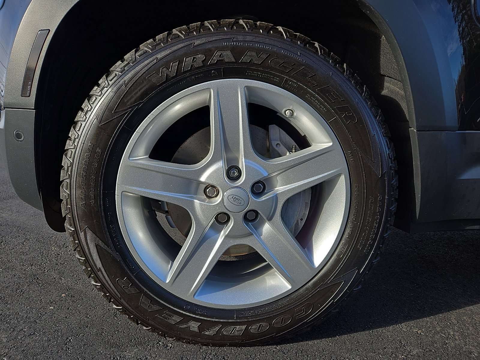 Used 2020 Santorini Black Metallic   1Ag Land Rover SE image 17