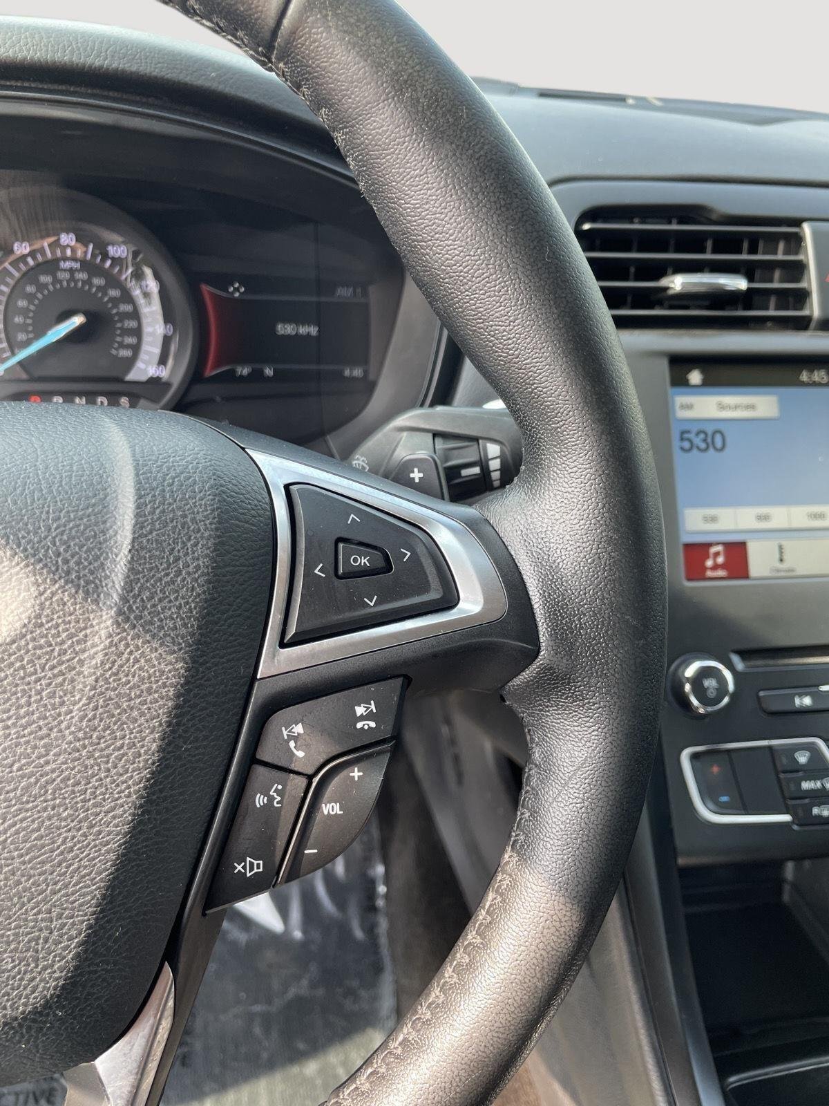 Used 2018 Oxford White Ford SE image 21