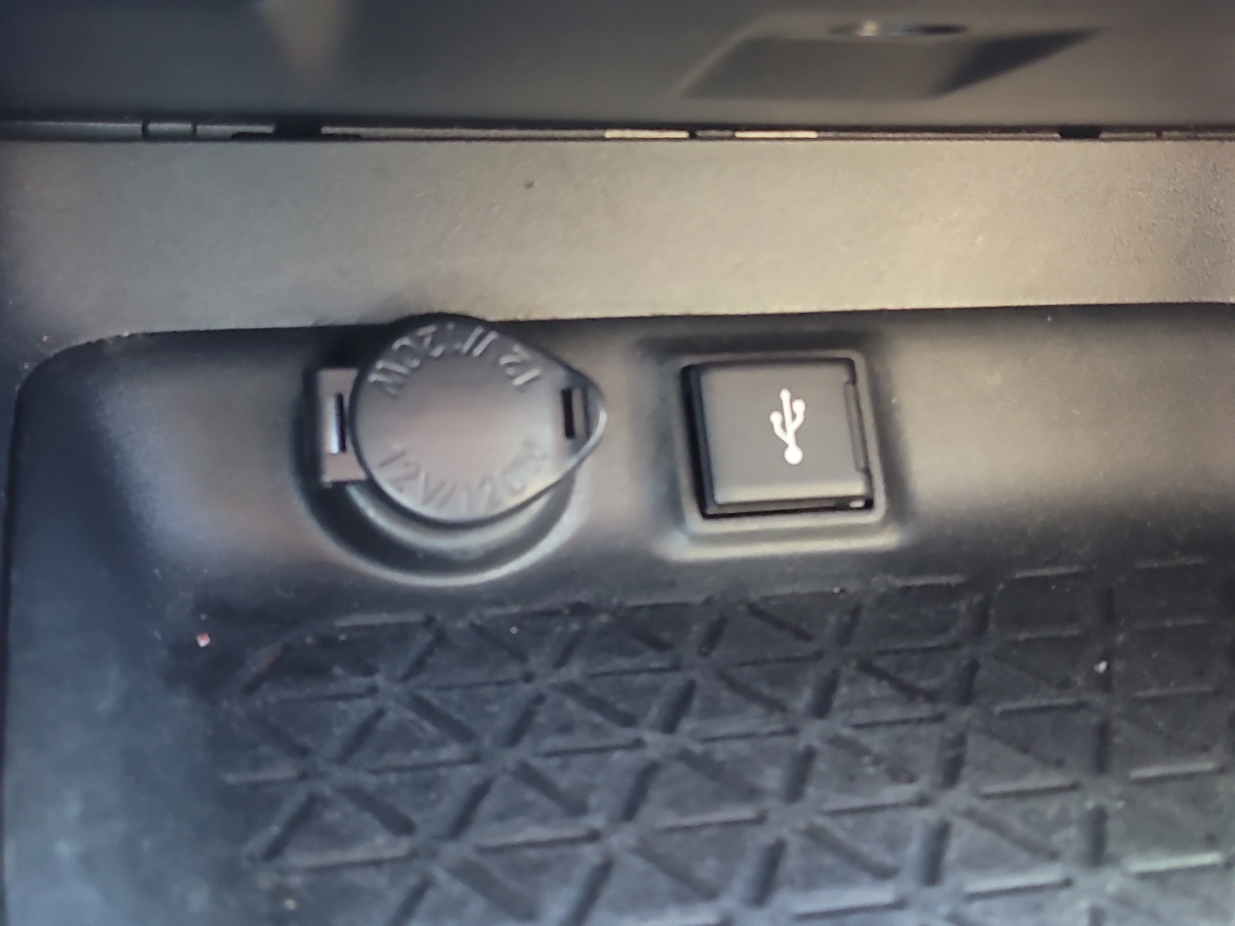 Used 2020 Pearl Toyota LE image 23