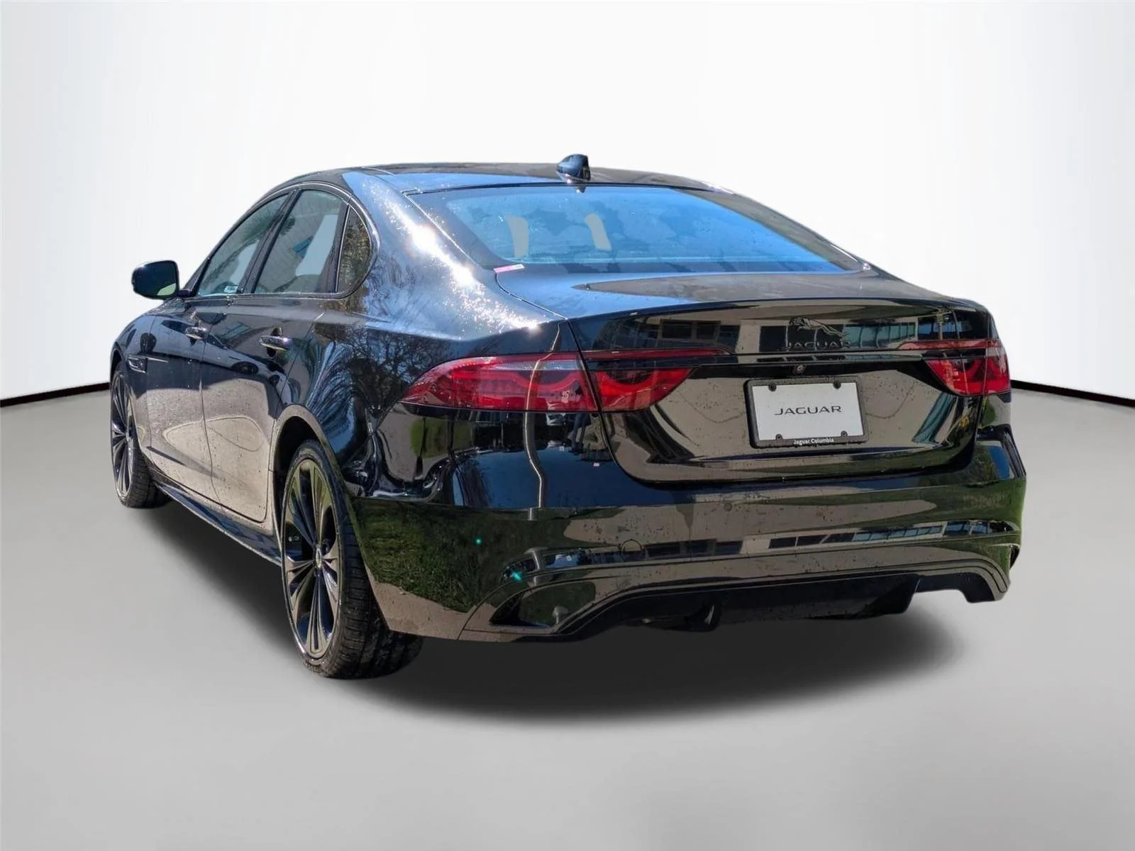 Used 2024 Santorini Black Metallic Jaguar R-Dynamic SE image 8