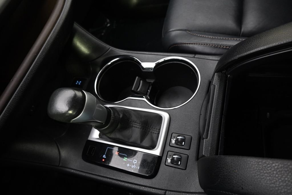 Used 2015 Attitude Black Metallic Toyota XLE V6 image 33