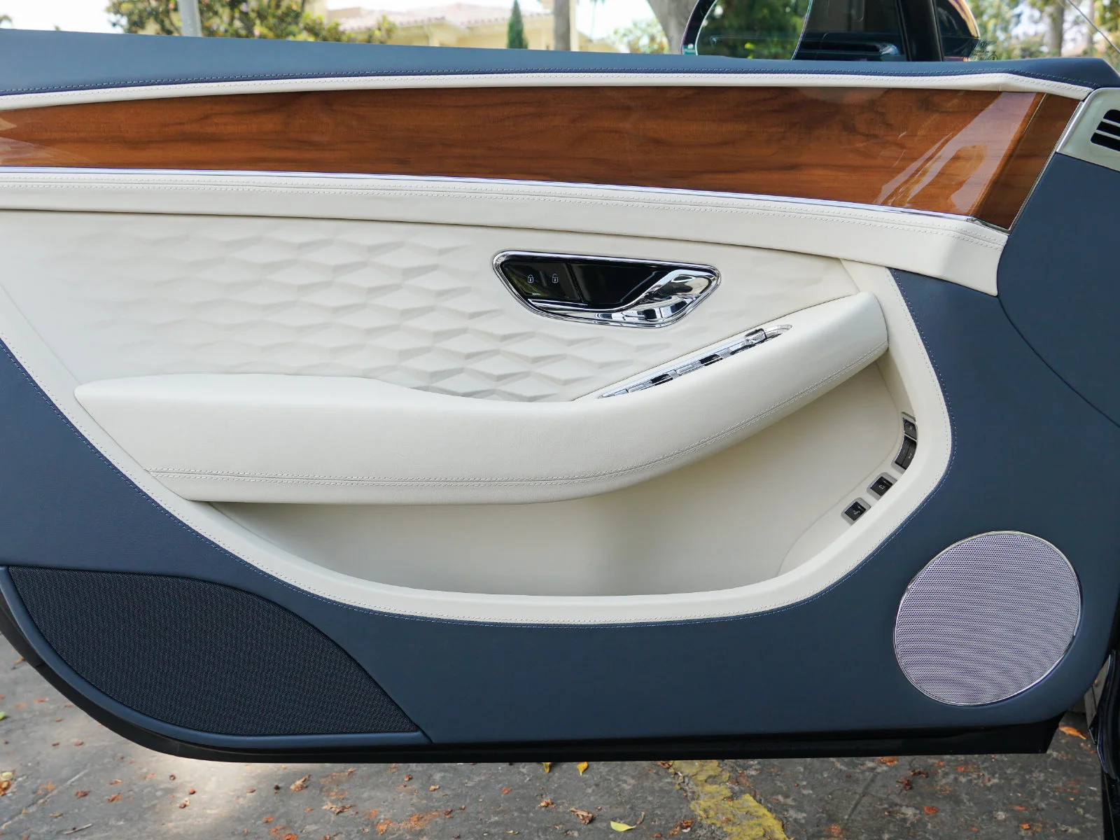 New 2026 Dark Sapphire Bentley GTC S image 29