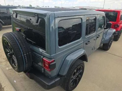 Used 2025 Anvil Clearcoat Jeep Sahara image 4