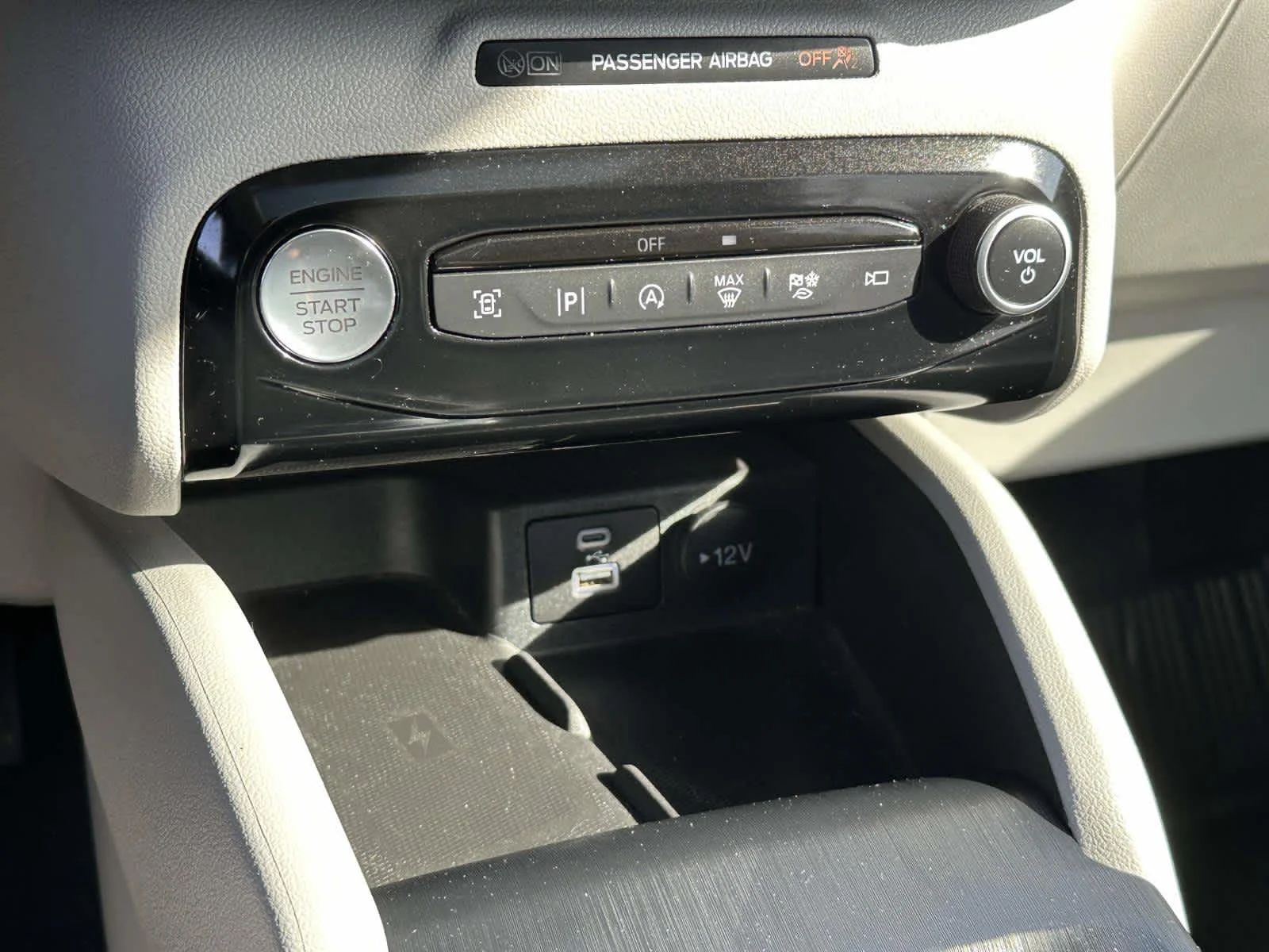Used 2023 Carbonized Gray Metallic Ford Platinum image 37
