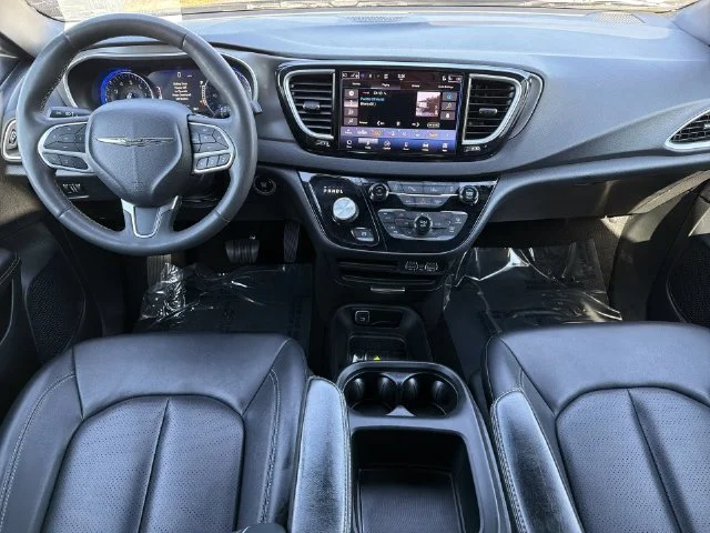 Used 2025 Black Chrysler Select image 17