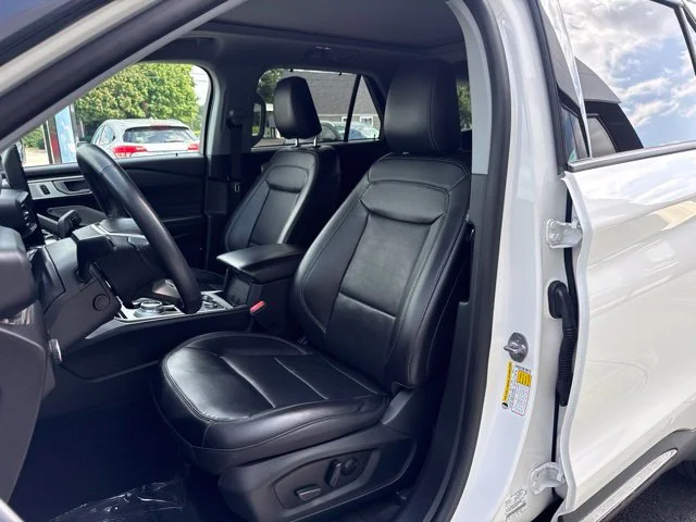 Used 2023 White Ford Limited image 10