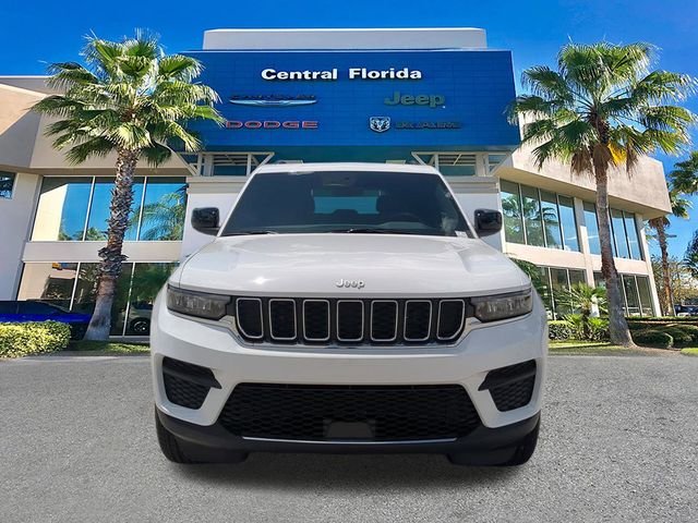 New 2026 Bright White Clear-Coat Exterior Paint Jeep Laredo X image 3