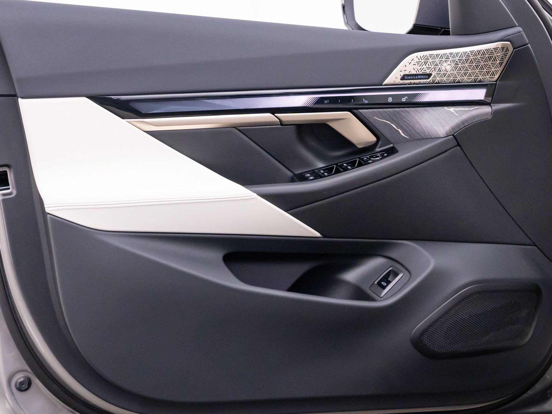 New 2026 Oxide Grey Metallic BMW 530i xDrive image 14