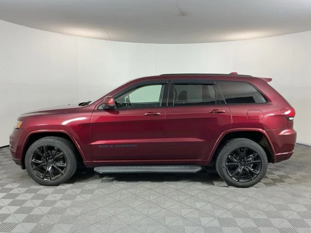Used 2017  Jeep Laredo image 8
