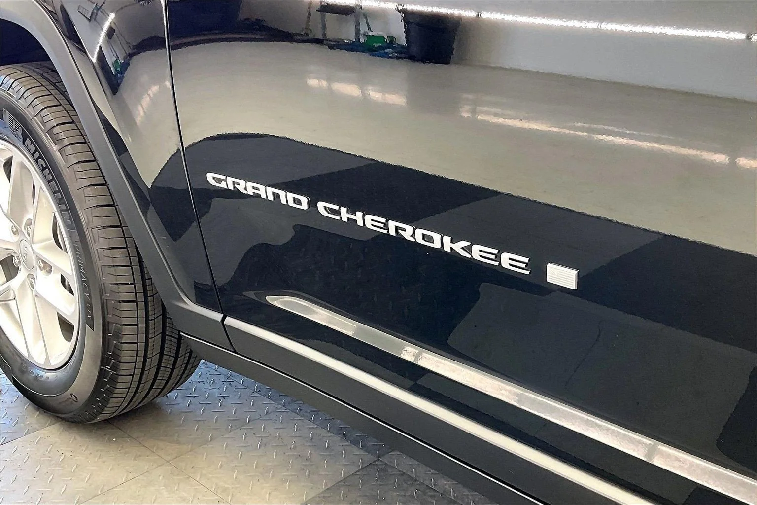 Used 2025 Diamond Black Crystal Pearlcoat Jeep Laredo image 31