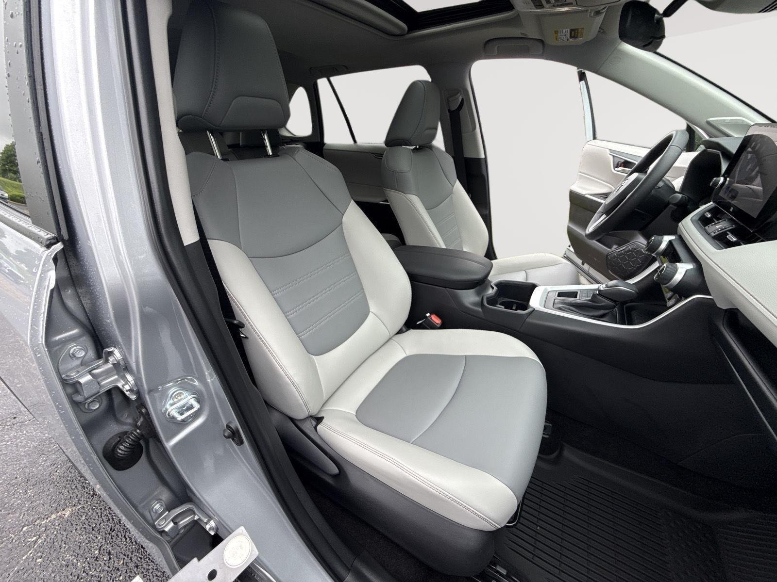Used 2025 Silver Sky Metallic Toyota XLE Premium image 26