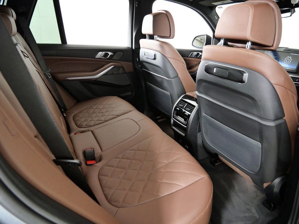 Used 2026 Skyscraper Grey Metallic BMW xDrive40i image 27