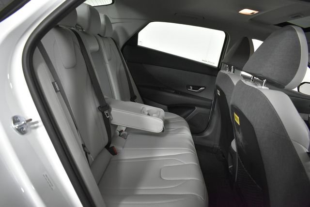 2025 Hyundai Elantra Limited - Photo 17