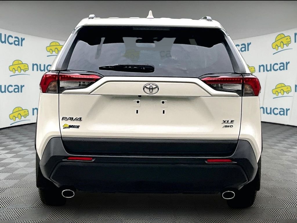 Used 2021 White Toyota XLE Premium image 5