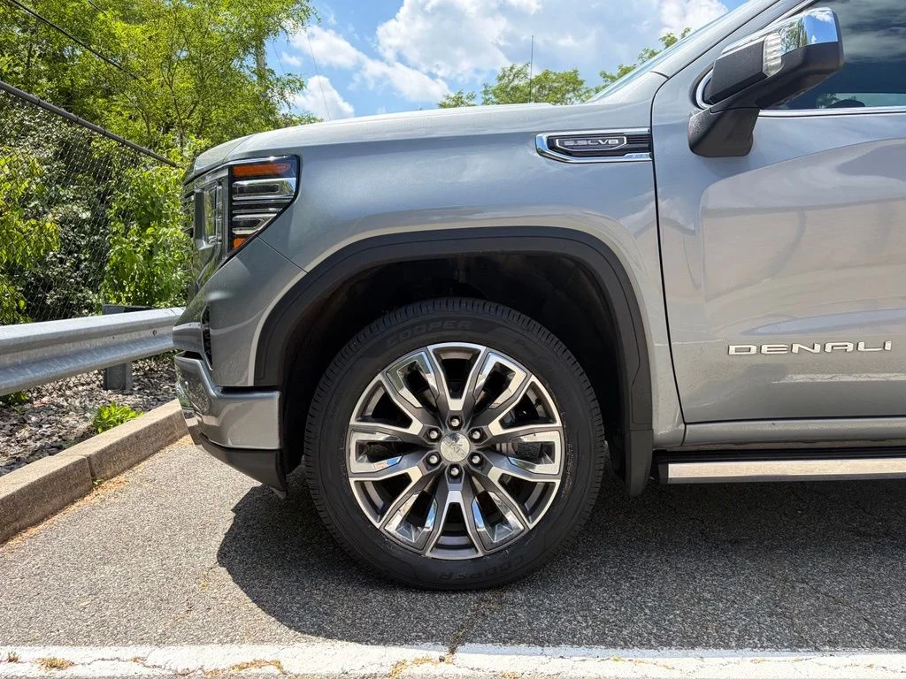 Used 2023 Silver GMC Denali image 9