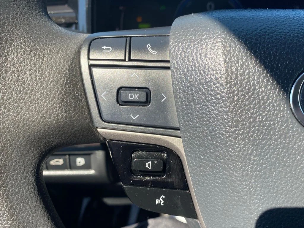 Used 2025  Toyota LE image 27