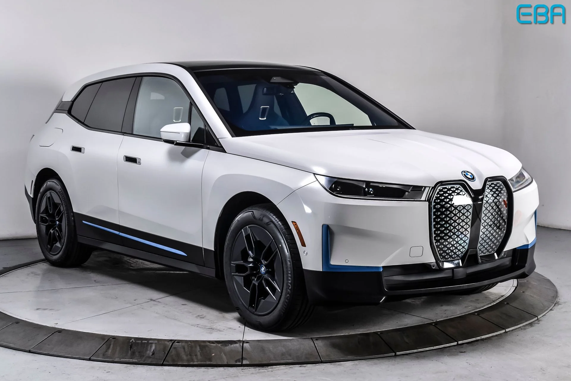 Used 2023 Alpine White BMW xDrive50 image 1